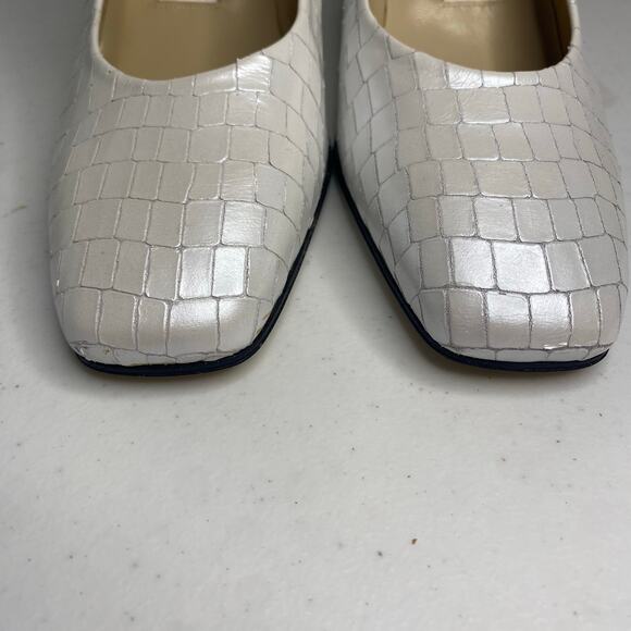 Etienne Aigner Valencia Leather White Shiny Closed Toe Heels Classic Size 8 - Picture 5 of 16